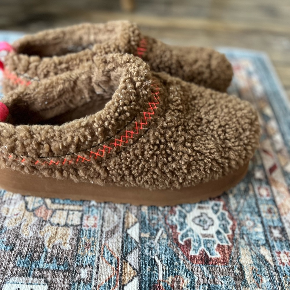 UGG Brown Fuzzy Slip-On Slippers with Pink Pull Tabs - Picture 2 of 5